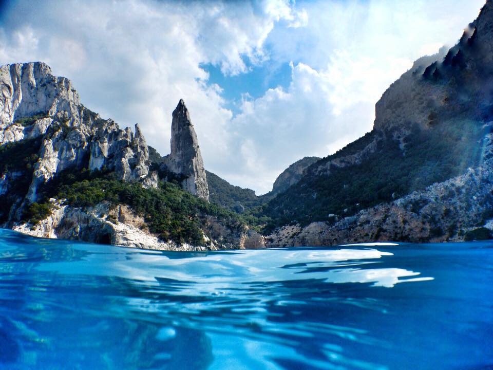Gehört zu den bizarrsten und schönsten Punkten der 1848 Kilometer langen Küste Sardiniens: Cala Goloritzé Fotos © Enrico Napoleone 