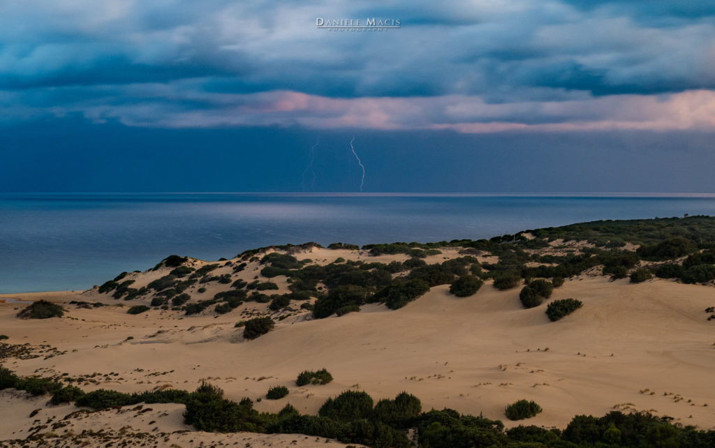 Dieses Bild hat ein leeres Alt-Attribut. Der Dateiname ist Dune-di-Piscinas-Foto-Daniele-Macis-1024x642.jpg