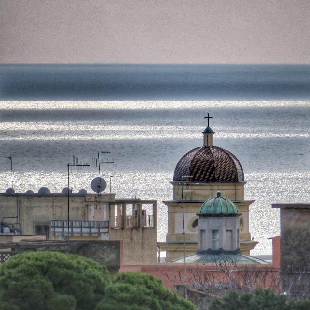 Dieses Bild hat ein leeres Alt-Attribut. Der Dateiname ist Cagliari-Foto-Enrico-Napoleone-1024x1024.jpg